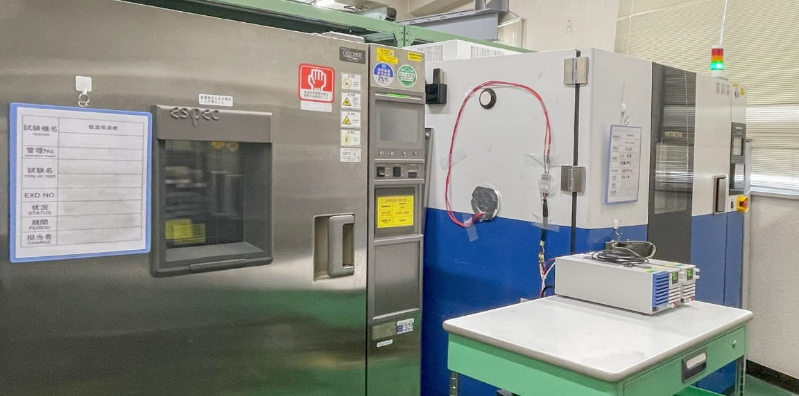 高温高湿耐久試験機（左）と振動試験機（右）