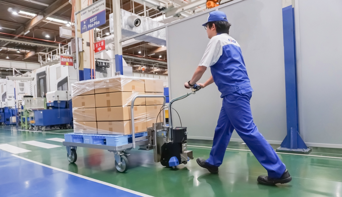 重量物が積載されたパレット台車をEMOVAで押して運搬|電動アシストタガー EMOVA（エモーヴァ）