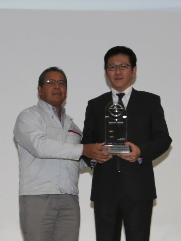 左 メキシコ日産自動車 副社長 Armando Avila Moreno様