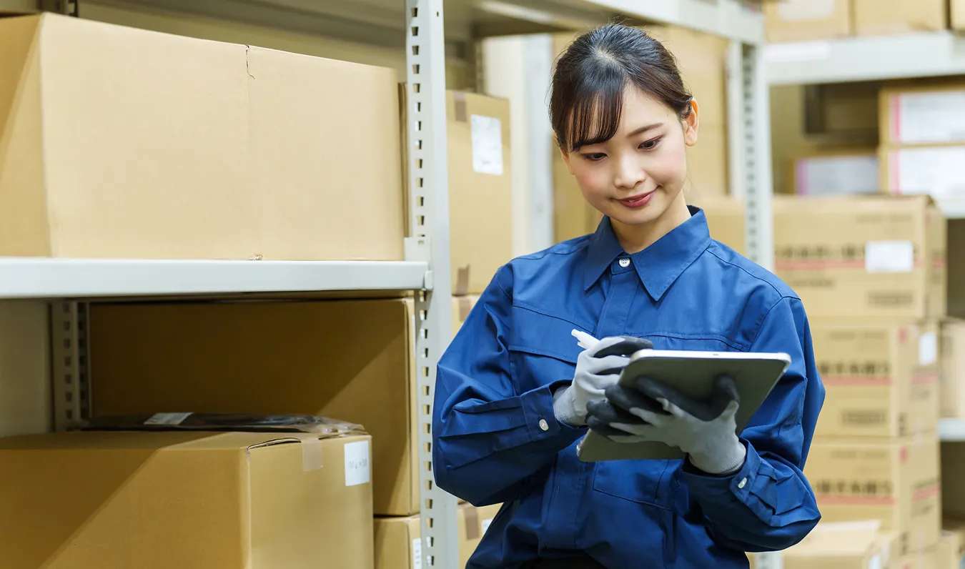 倉庫内でNeiboを操作設定している様子｜Neibo公式サイト